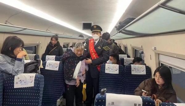 央媒时代正能量TOP：党员列车长刘辉的春运故事