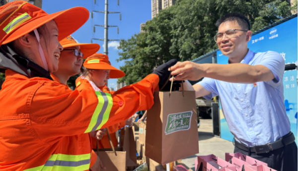 跃莱公司为城市“守护者”送上健康清凉礼包 致敬烈日下的坚守
