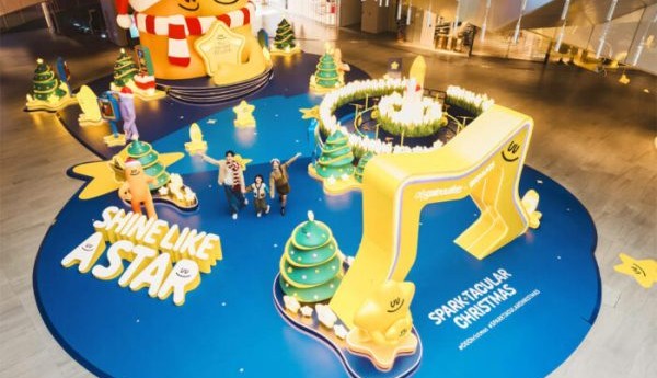 香港东荟城名店仓联乘美國潮流藝術家 CDR 角色BIG HUGS 抱抱人主题圣诞活动